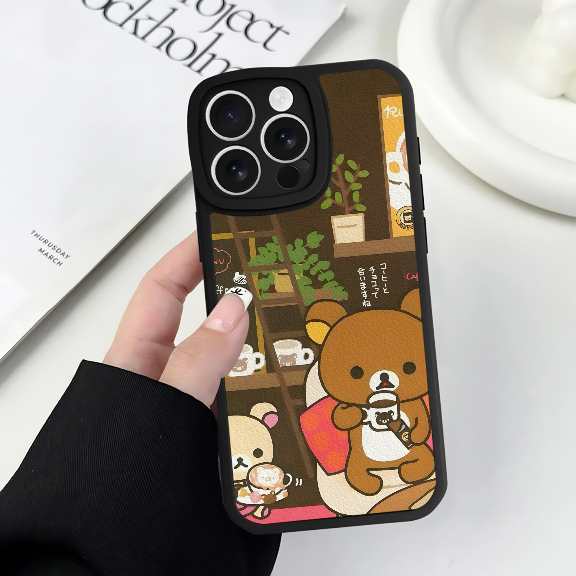（画像用） リラックマ リラックマ キイロイトリ Rilakkuma Korilakkuma Kiiroitori 【iPhone 16シリーズ対応】シリコンスマホケース（レザー調） 材質：シリコン